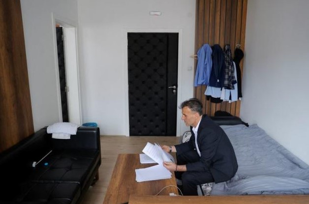 Kosova'nın Leposaviç belediye başkanı Lulzim Hetemi Arnavut ve Sırplar arasında yaşanan gerilimden dolayı 7 aydır ofisinden çıkamıyor