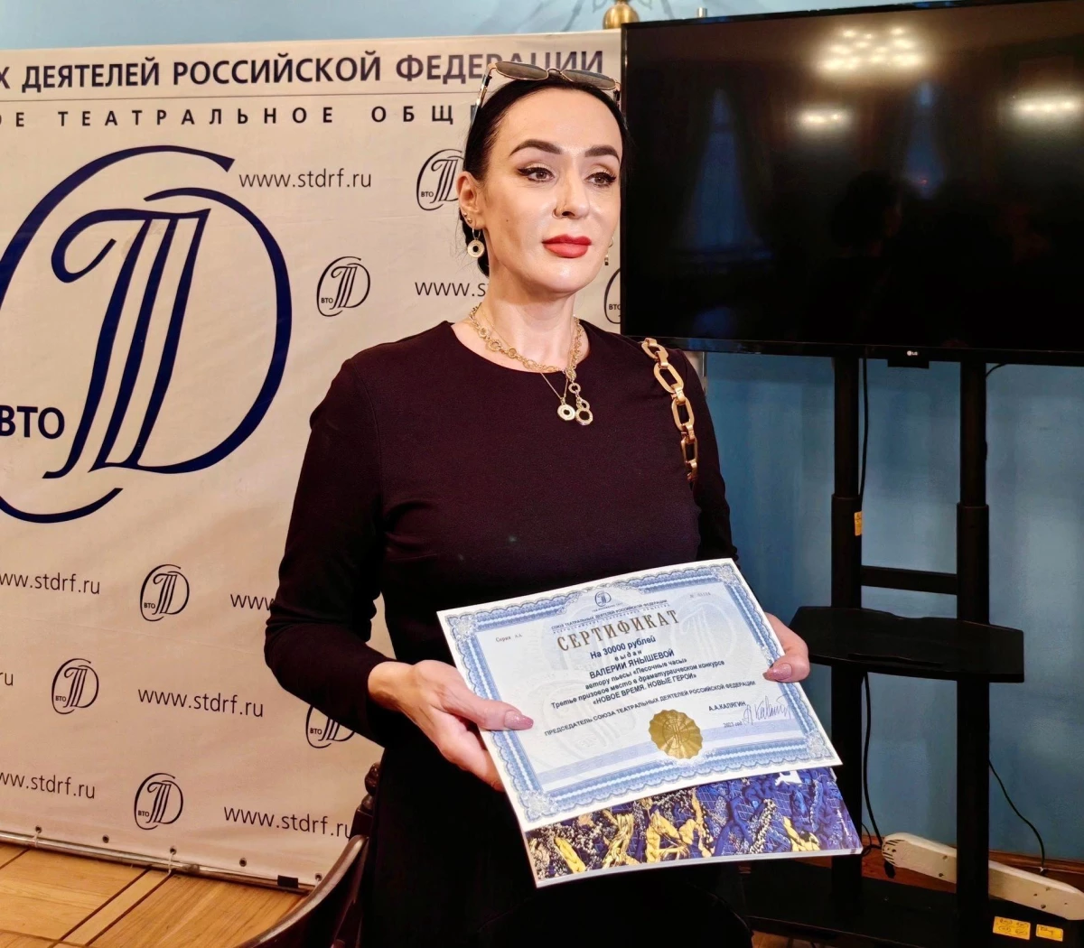 Kremlin yanlısı tiyatro oyunları genç Ukraynalıları hedef alıyor: \'Geleneksel Rus değerlerinin bir örneği\'
