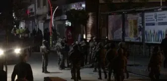 Kaymakamlık binasının önünde Kur'an-ı Kerim'i yırtarak küfür etti! Linçten polis kurtardı