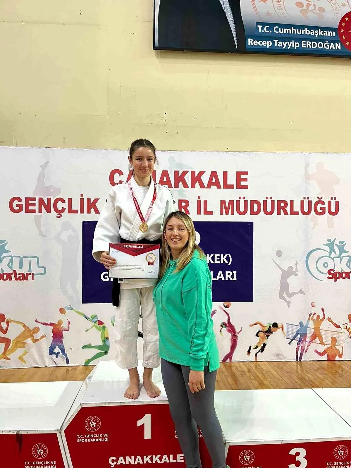 Çanakkale\'de düzenlenen Judo Okul Sporları Gurup Müsabakaları\'nda Lüleburgaz Gençlik ve Spor Kulübü sporcusu birinci oldu