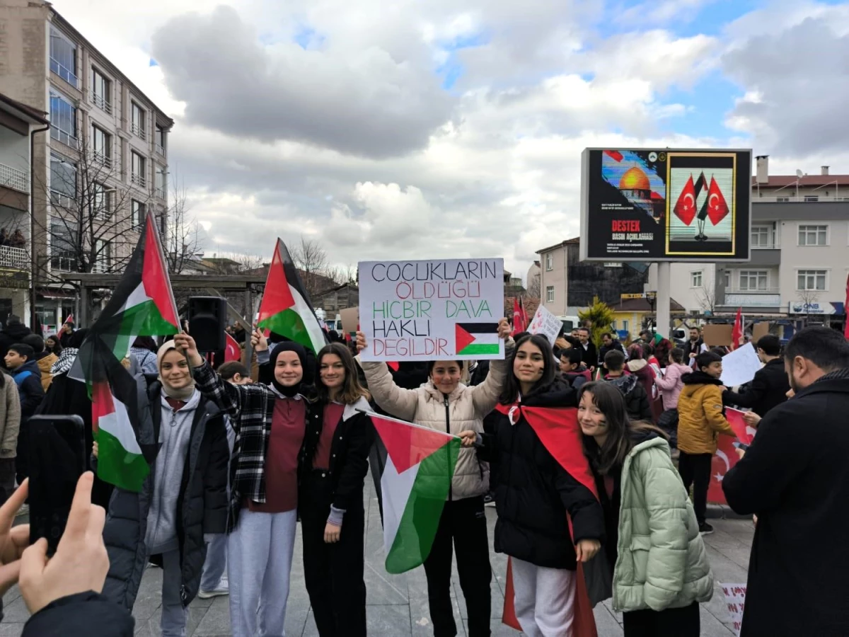 Öğrencilerden Filistin\'e destek yürüyüşü