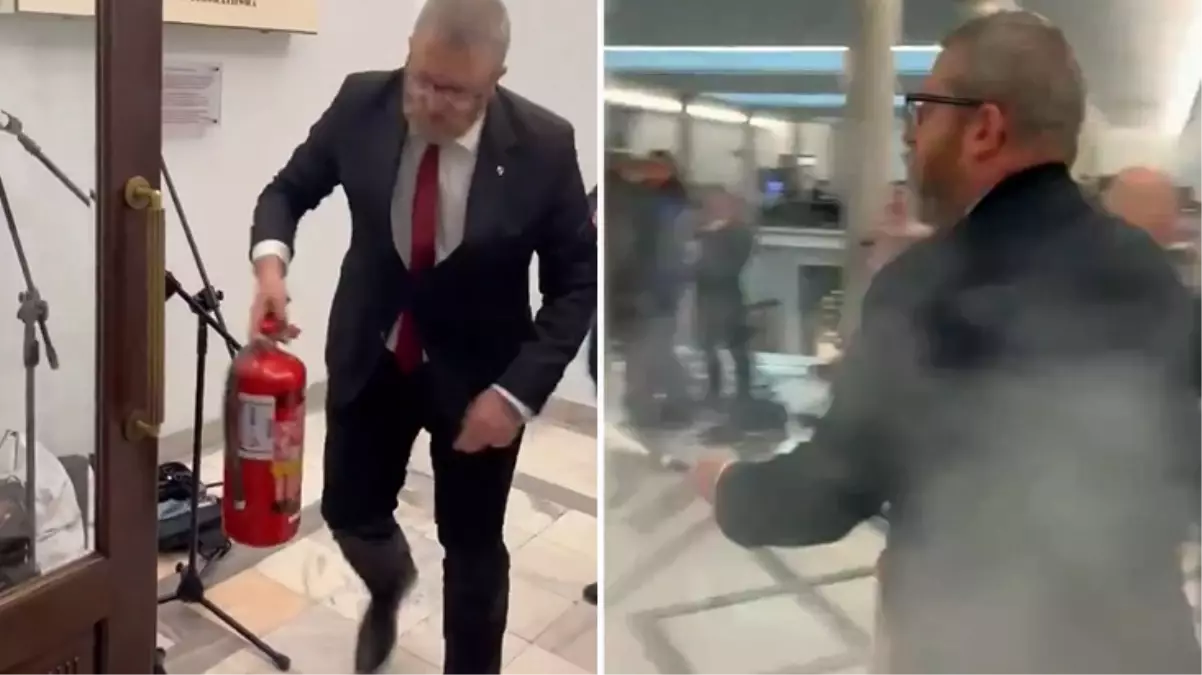 Polonyalı milletvekili Grzegorz Braun\'ndan yangın tüplü İsrail protestosu