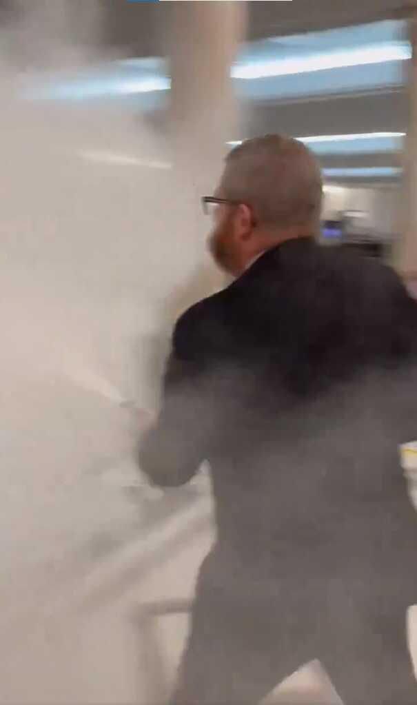 Polonya'da Aşırı Sağcı Milletvekili Hanuka Menorasını Söndürdü