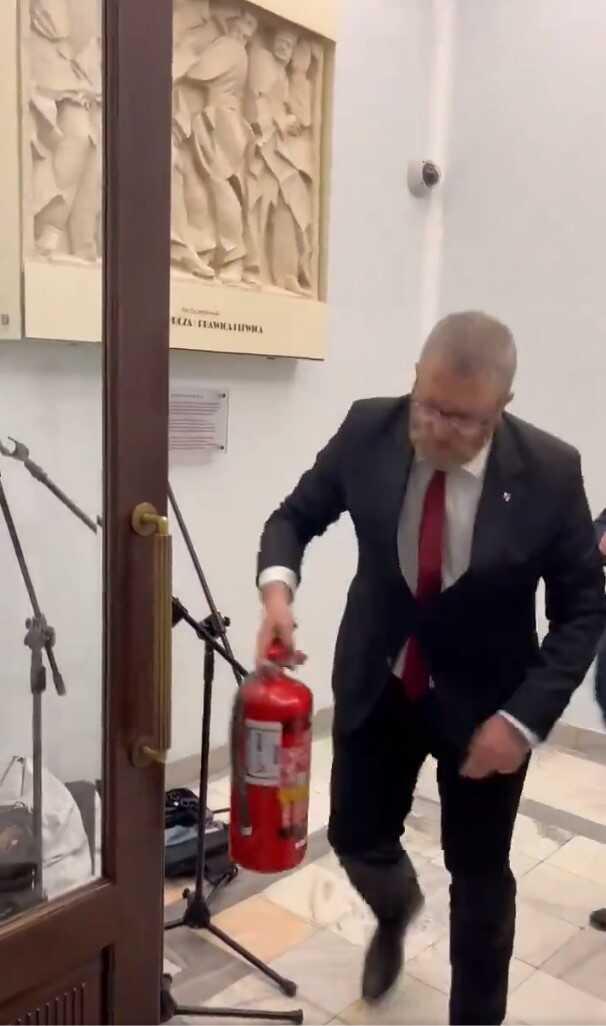 Polonya'da Aşırı Sağcı Milletvekili Hanuka Menorasını Söndürdü