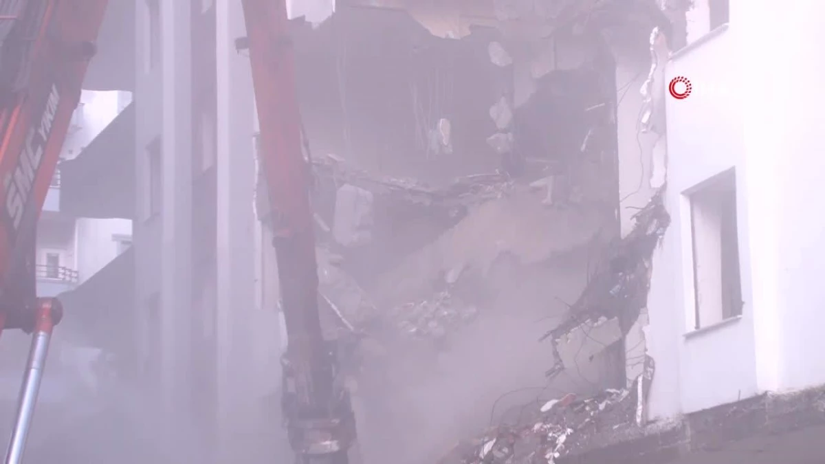 Röportaj esnasında yıkımı yapılan ağır hasarlı bina kontrollü çöktü