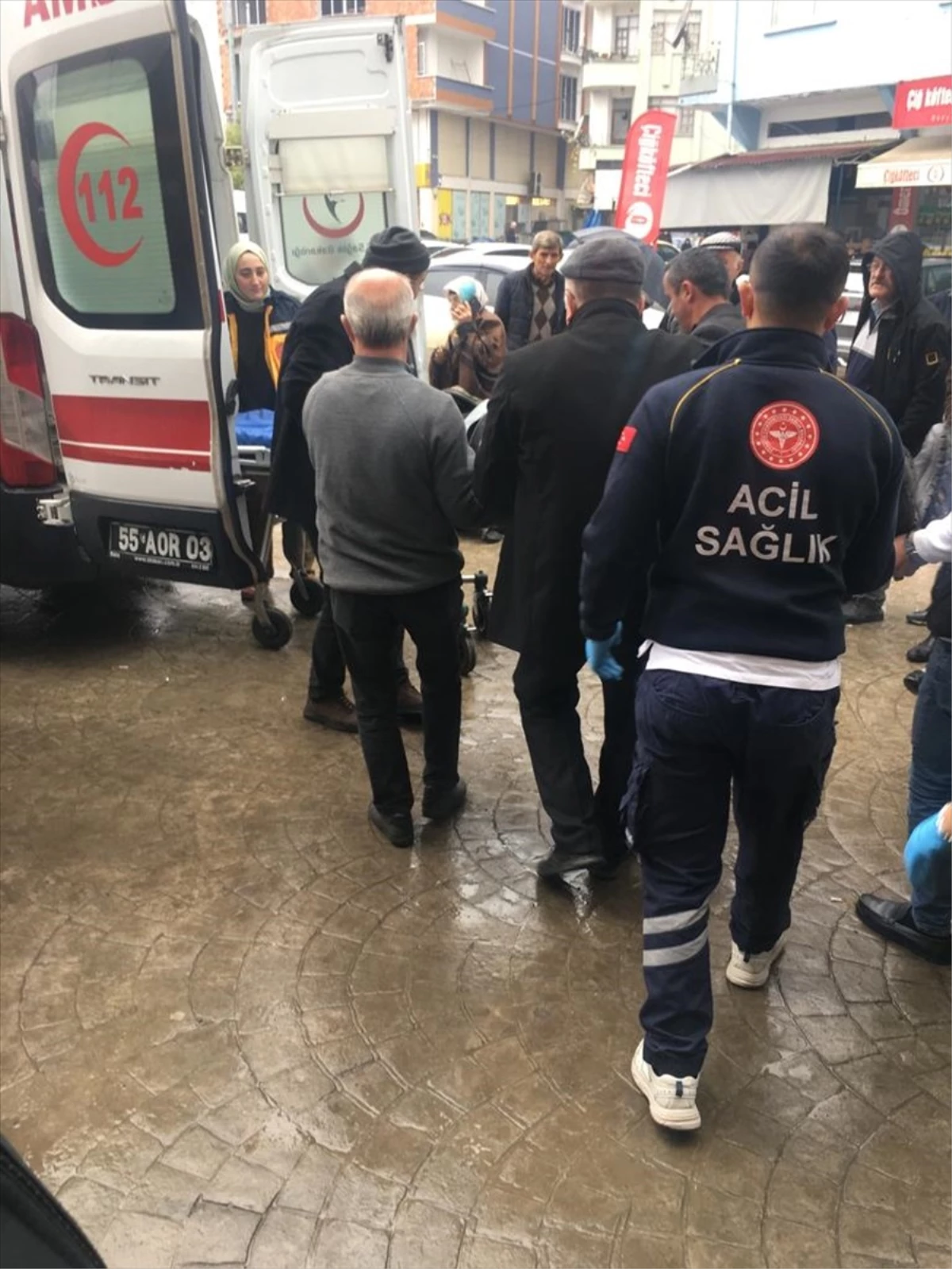 Salıpazarı\'nda Merdivenlerden Düşen Kişi Hastaneye Kaldırıldı