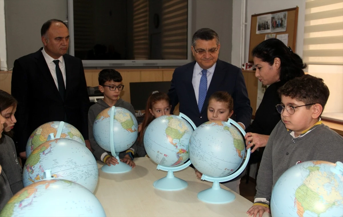 Sinop Valisi Öğrencilere Model Küre Dağıttı