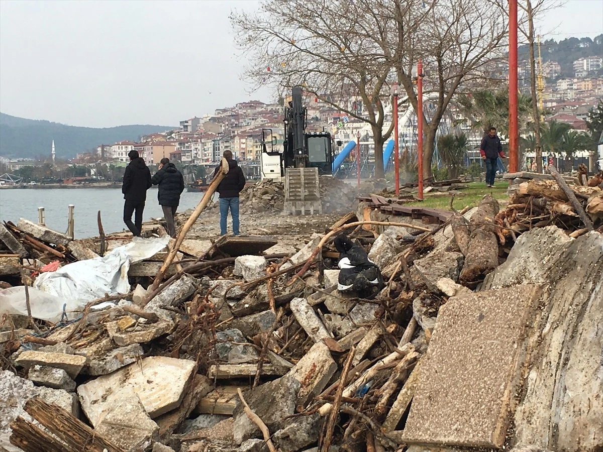 Zonguldak\'ın Karadeniz Ereğli ilçesinde sahil bandında temizlik çalışmaları devam ediyor