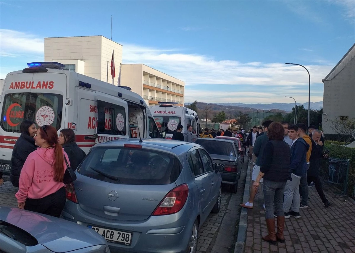 Zonguldak\'ta 34 öğrenci gıda zehirlenmesi şüphesiyle hastaneye başvurdu