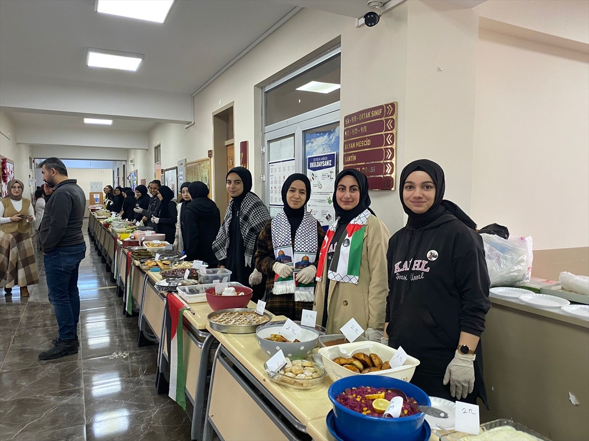 Ağrı\'da lise öğrencileri Gazze\'ye yardım kermesi düzenledi
