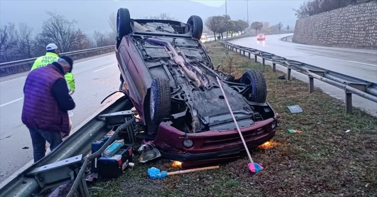 Amasya\'da otomobilin bariyere çarpması sonucu 2 kişi yaralandı
