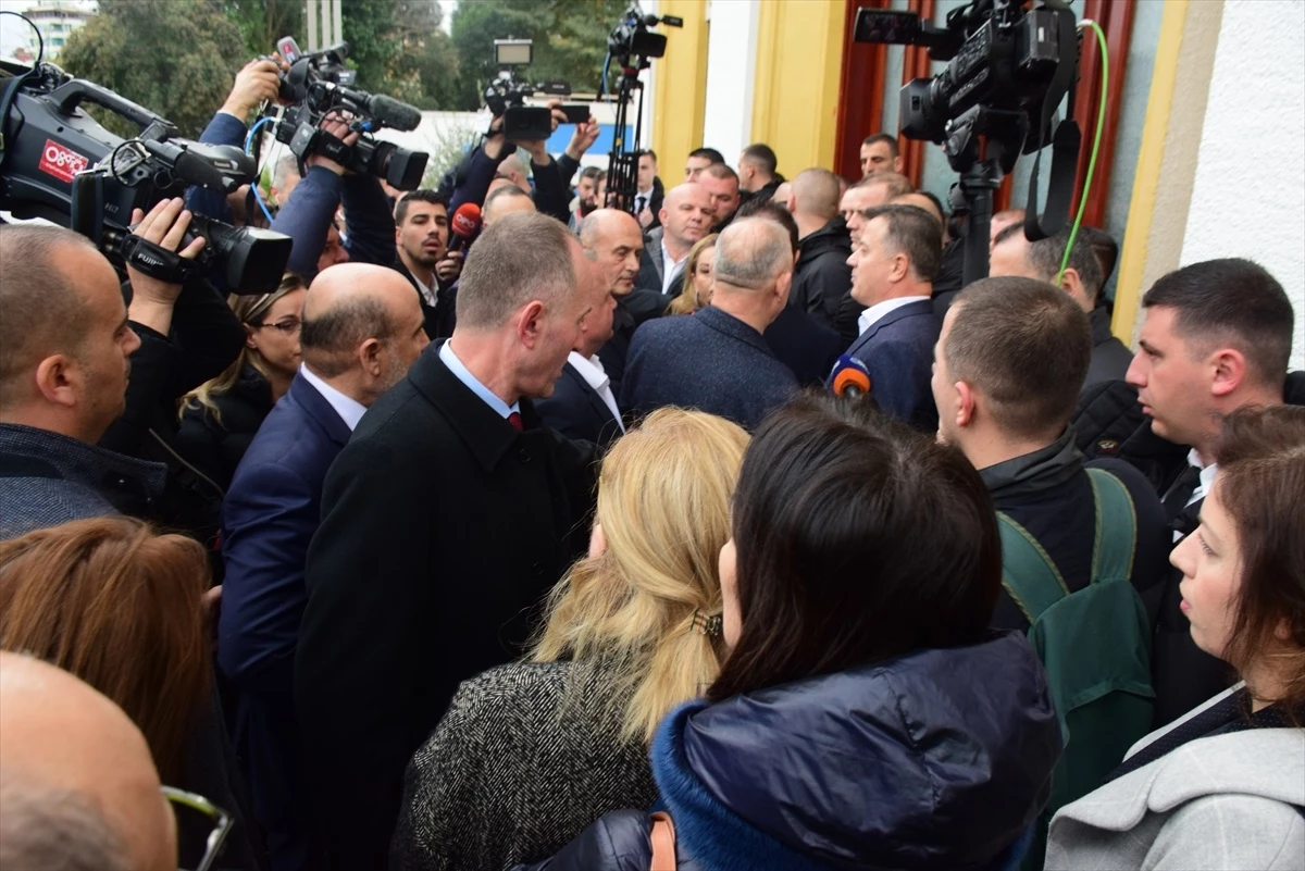 Arnavutluk Meclisinde muhalefet milletvekilleri oturumu engelledi