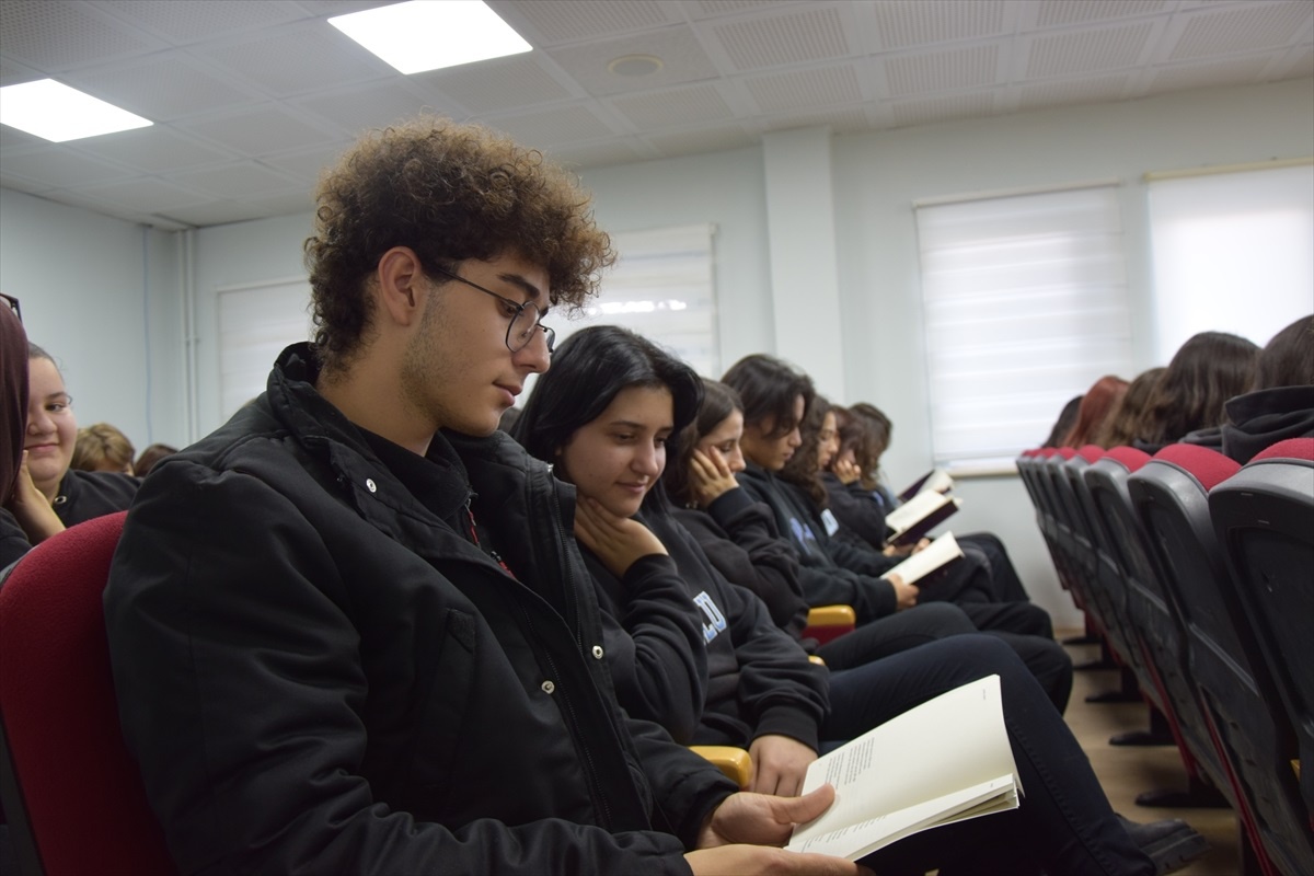 Bilecik\'teki lisede "Öğrenci-Yazar Buluşmaları"na katılan öğrenciler kitap okuyarak edebi bilinçlerini geliştiriyor