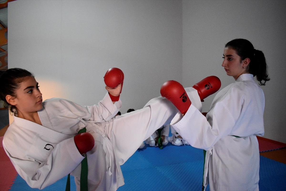 Bitlis\'te Karate Antrenörü 100 Kız Sporcuya Öğretti