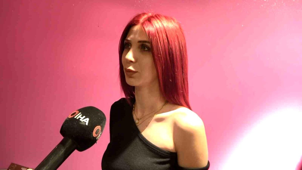 Bursa\'da Boşanma Kararı Alan Kadın Aracını Süsleyerek Tur Attı