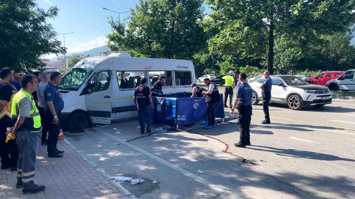 Bursa\'da işçi servis minibüsüyle otomobil çarpışması: 2 ölü, 9 yaralı