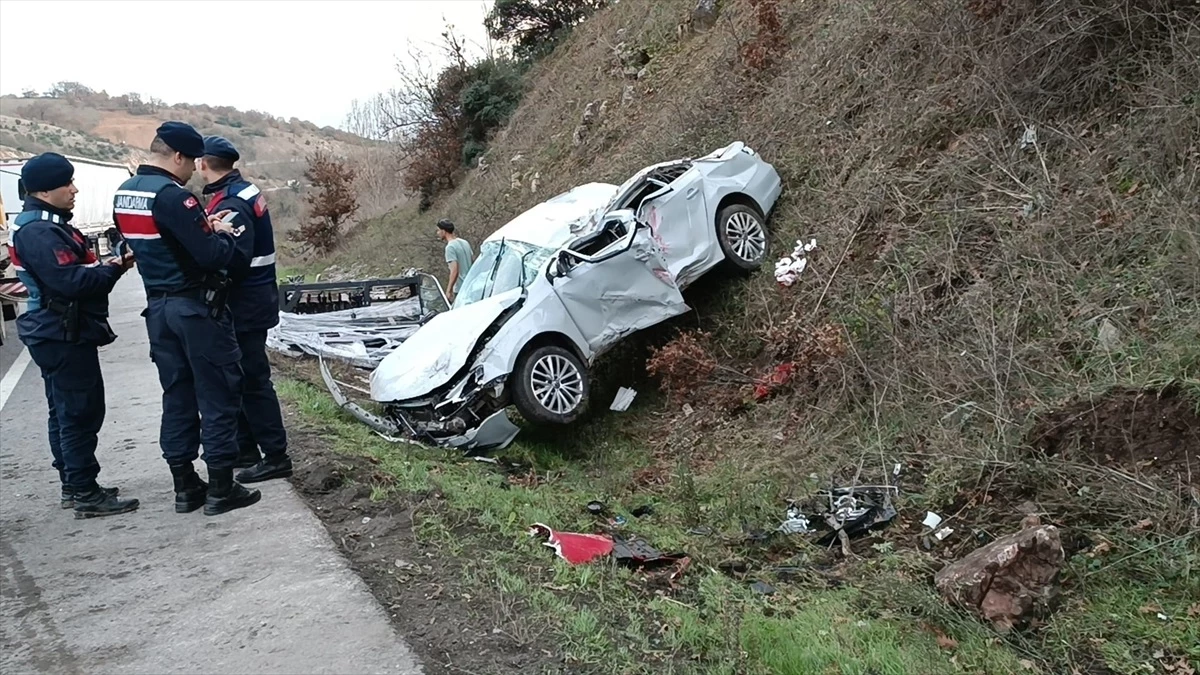 Bursa\'da otomobil tırla çarpıştı: 2 yaralı