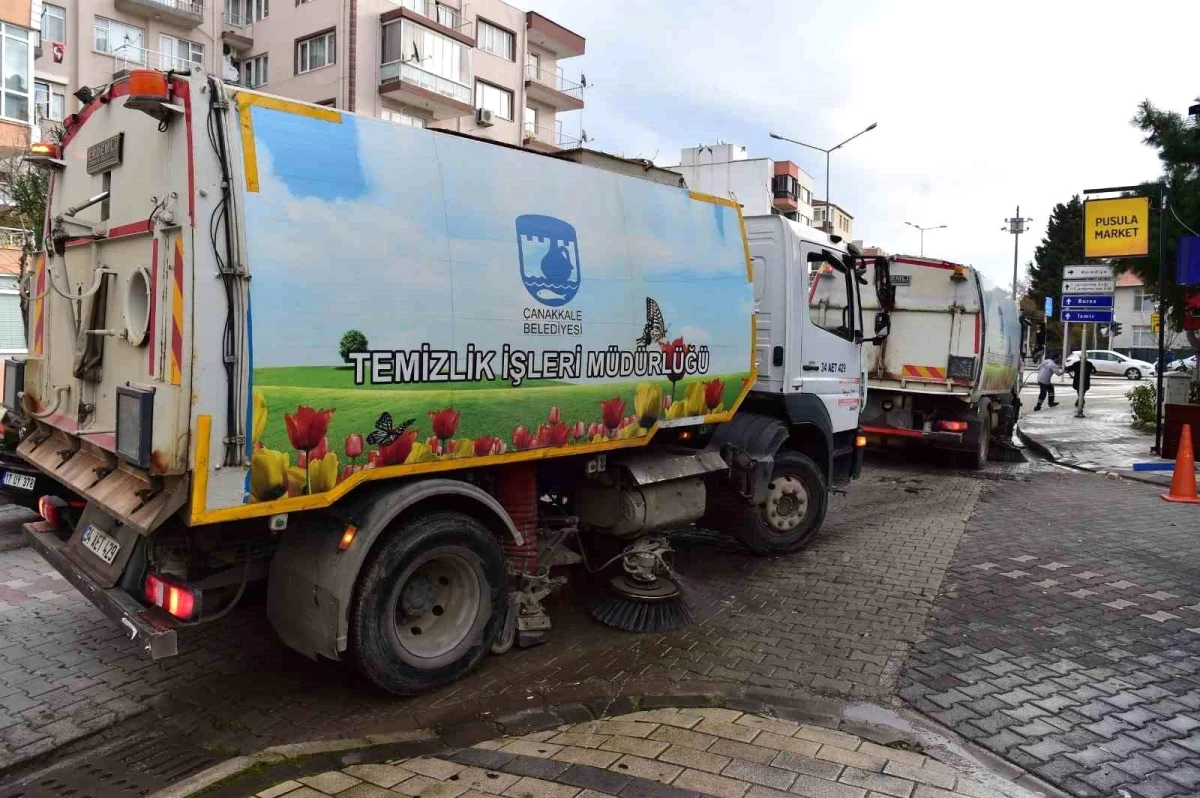 Çanakkale Belediyesi, Piri Reis Caddesi\'nde temizlik çalışması gerçekleştirdi