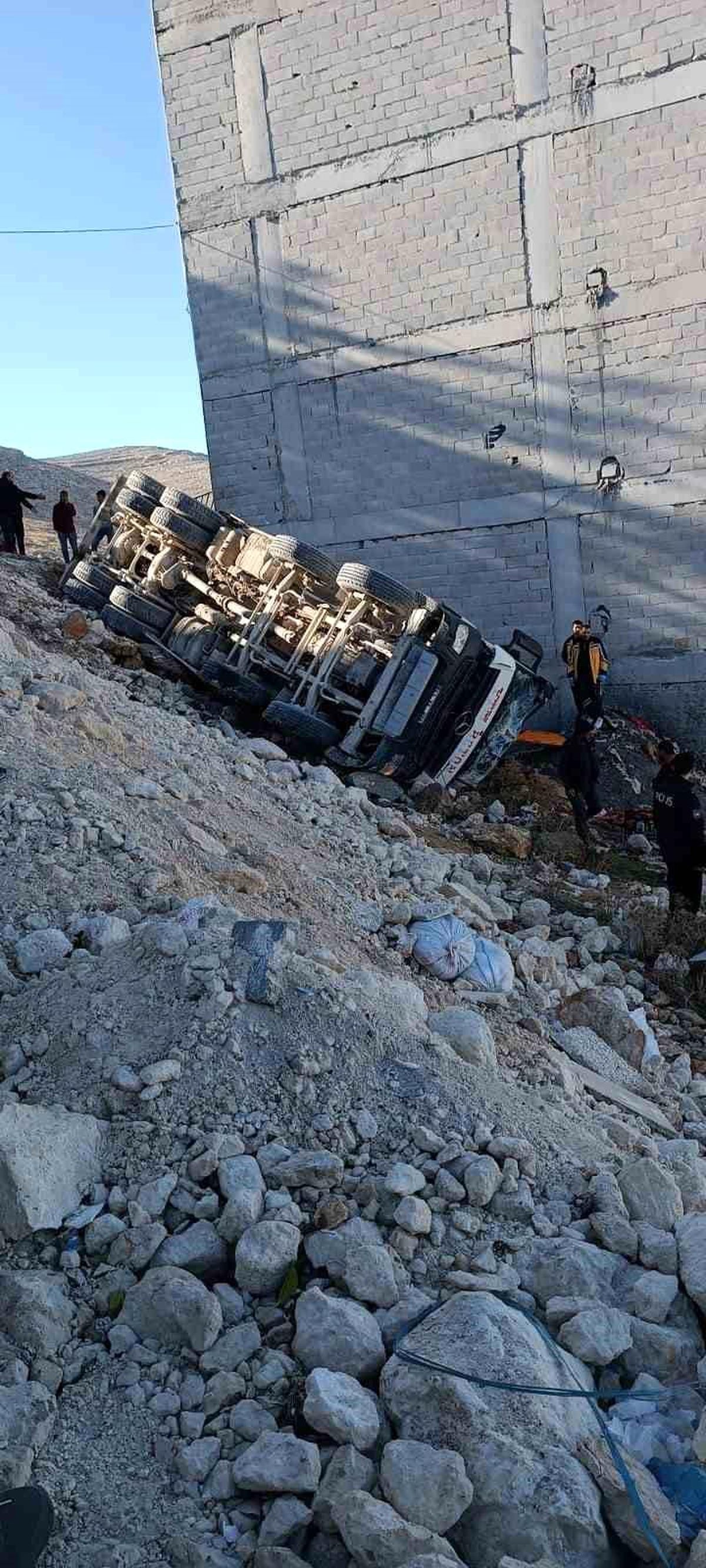 Şanlıurfa\'da beton mikseri devrildi, sürücü yaralandı