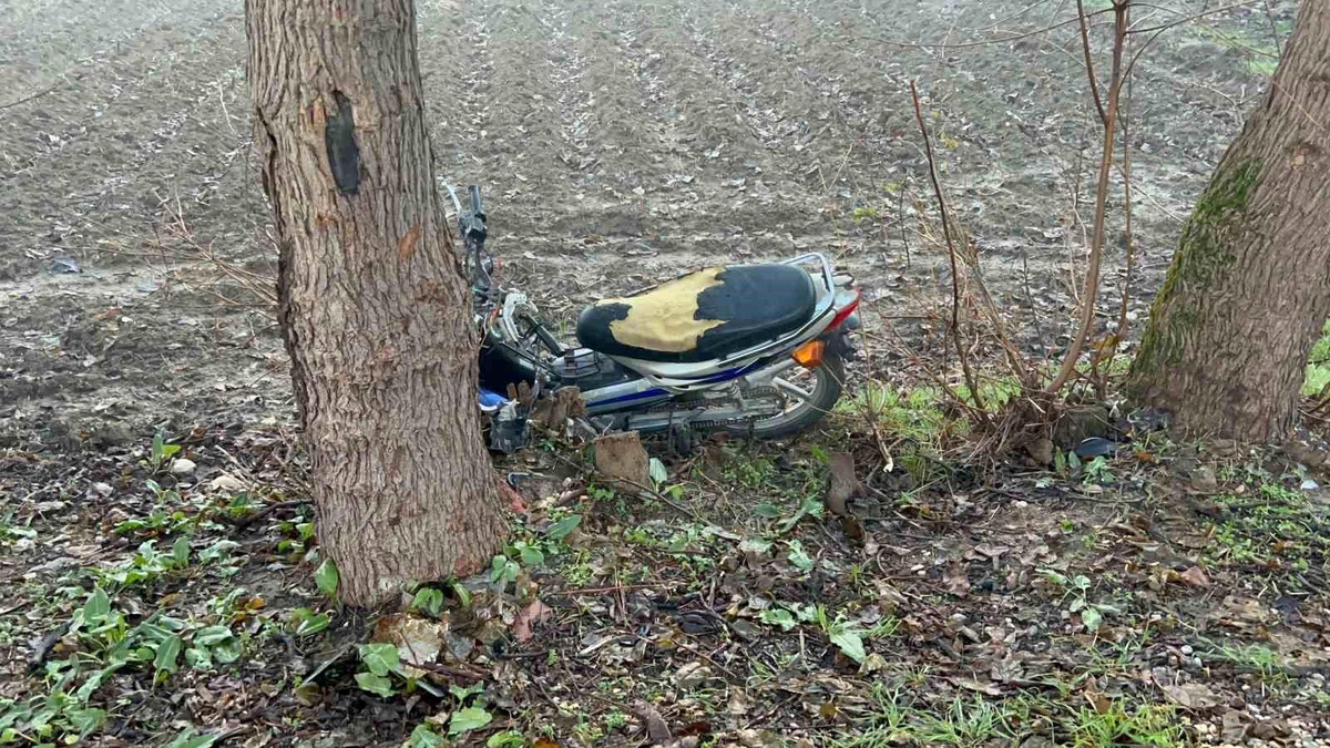 İnegöl\'de motosiklet sürücüsü enerji nakil hattı direğine çarptı