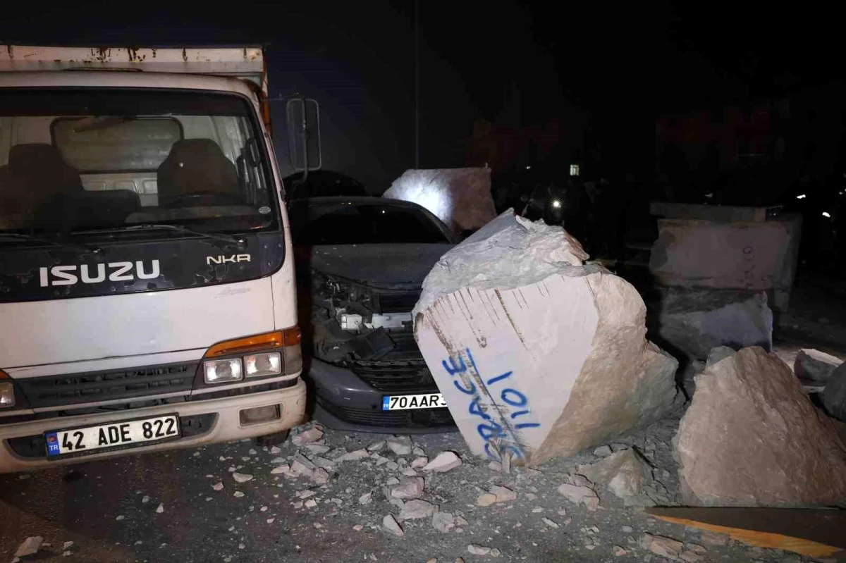 Konya\'da mermer yüklü tır devrildi, 5 kişi yaralandı