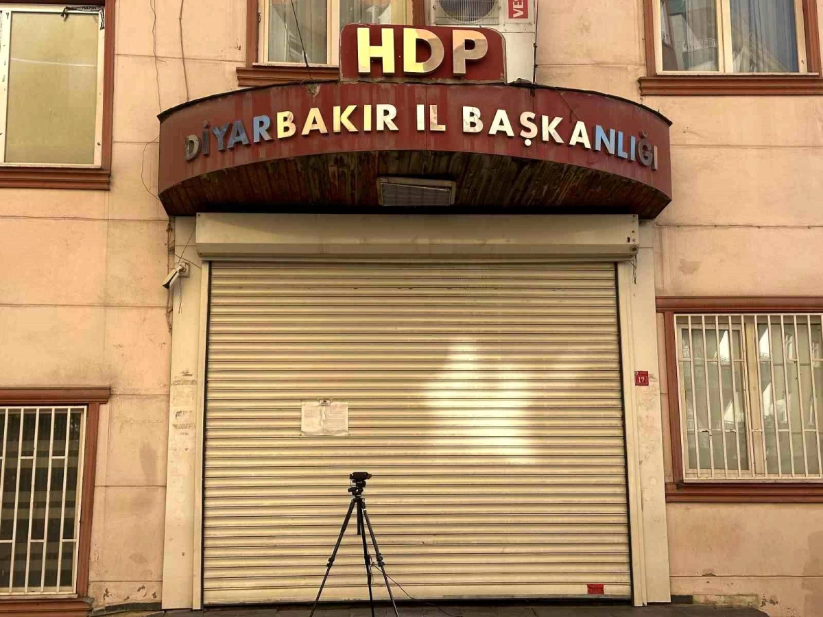 Diyarbakır\'da HDP il binası önünde evlat nöbetinde olan aileler