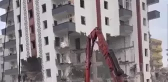 Deprem sonrası tahliye edilen bina yıkım sırasında çöktü