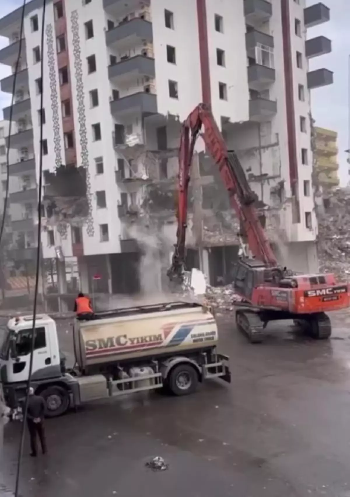 Deprem sonrası tahliye edilen bina yıkım sırasında çöktü