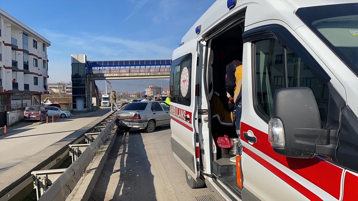 Düzce\'de tıra çarpan otomobilde 2 kişi yaralandı