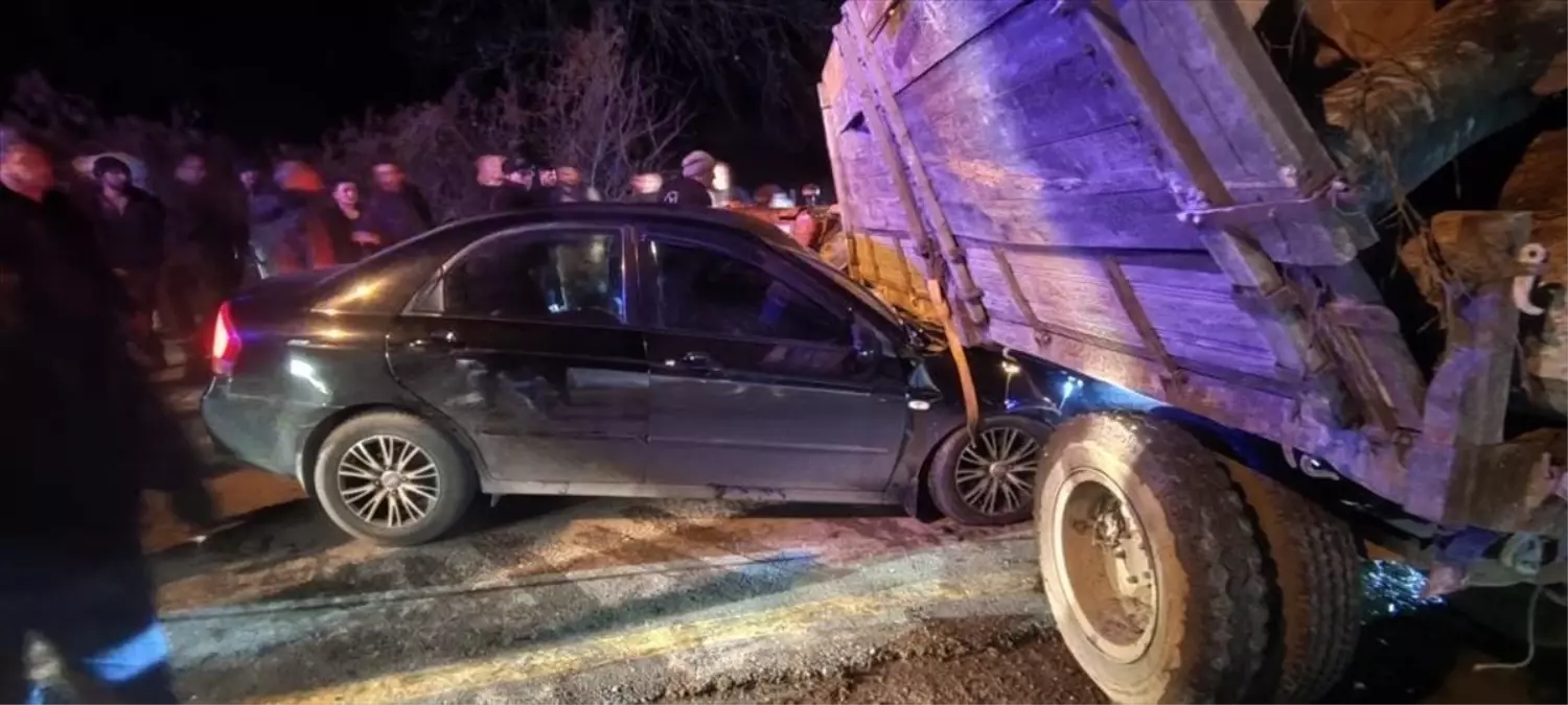 Düzce\'de tomruk yüklü traktör ile çarpışan otomobilin sürücüsü ağır yaralandı