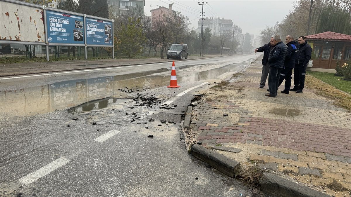 Edirne\'de patlayan su borusuna otomobil düştü