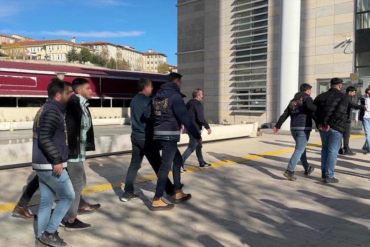 Elazığ\'da otogarda silahlı kavga: 2 yaralı, 3 şüpheli gözaltına alındı