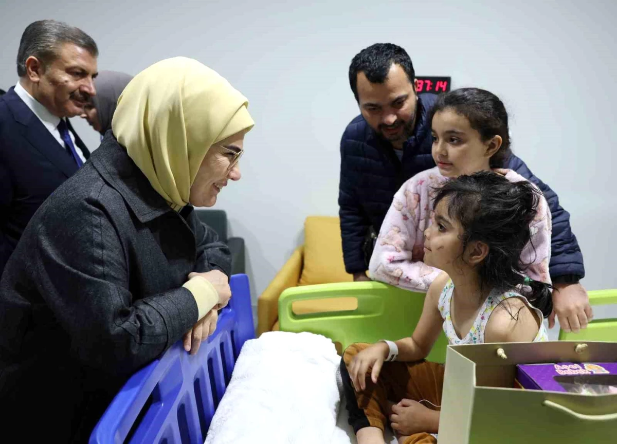 Emine Erdoğan\'dan Gazzeli hasta çocuklara şefkat eli