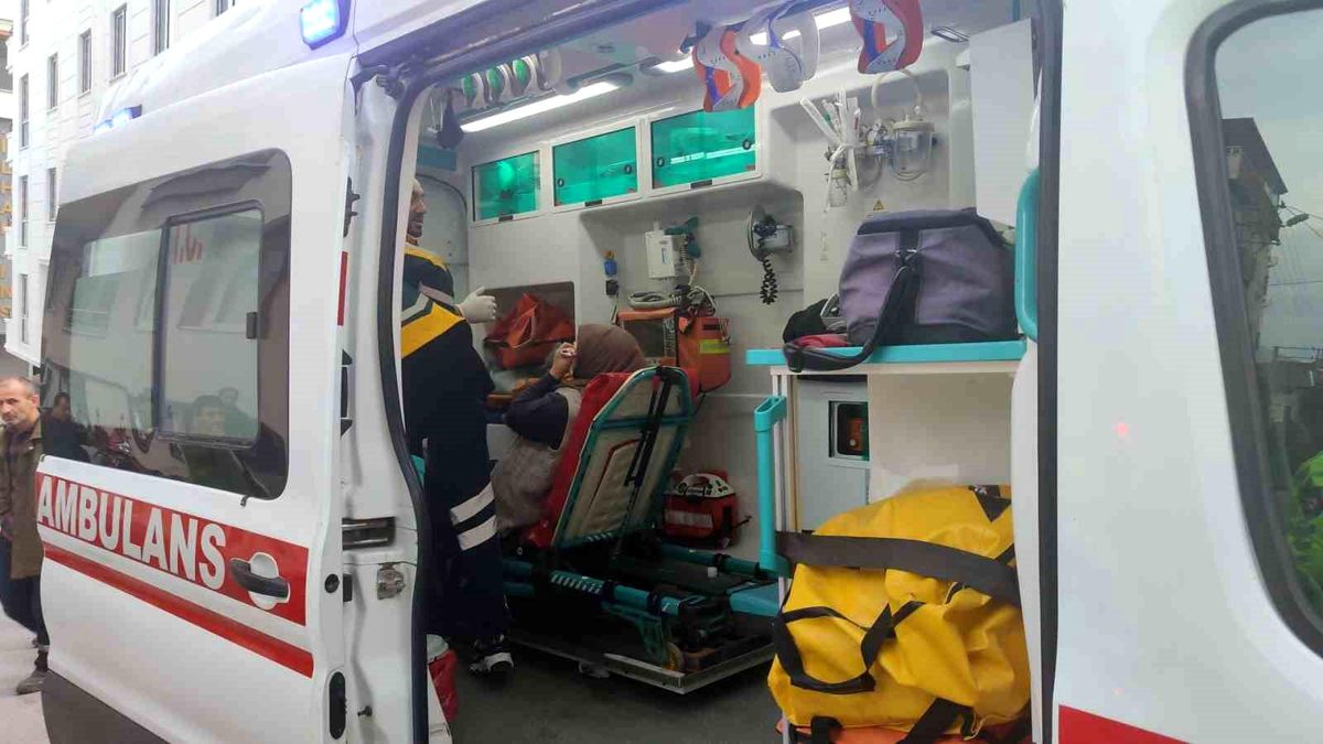 Orhangazi\'de freni boşalan otomobil park halindeki araca çarptı: 2 yaralı