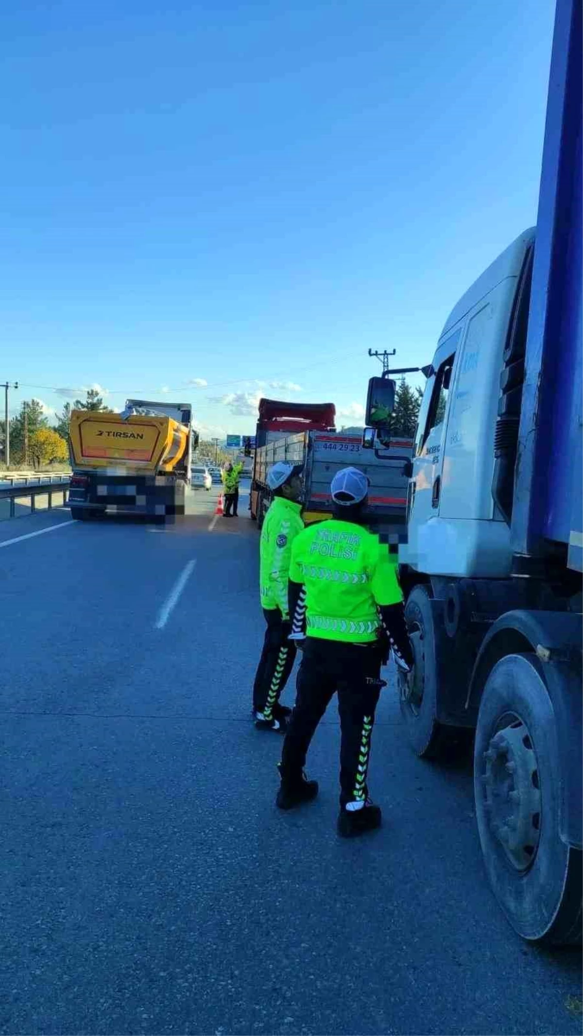 Gaziantep\'te kış tedbirleri ve kazaların önlenmesine yönelik yapılan trafik denetimlerinde 16 araç sürücüsüne ceza