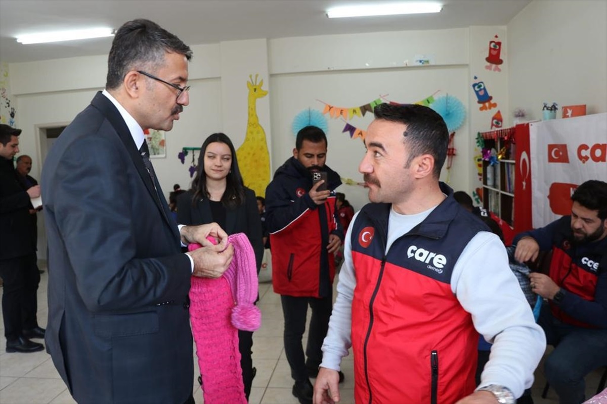 Çare Derneği, Hakkari\'deki köy okullarına bot ve mont desteği sağladı