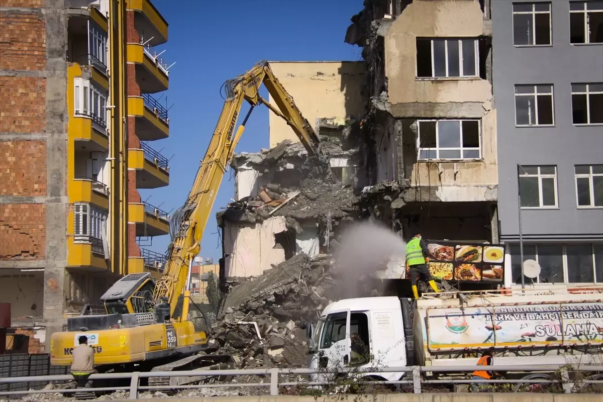 İskenderun\'da deprem sonrası yıkım çalışmaları devam ediyor