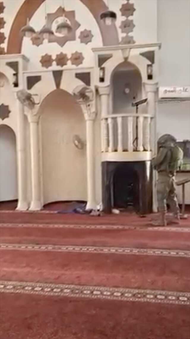 İsrail askerleri Batı Şeria'da bir camiyi işgal edip Yahudi duası okudu İsrail askerleri Batı Şeria'da bir camiyi işgal edip Yahudi duası okudu