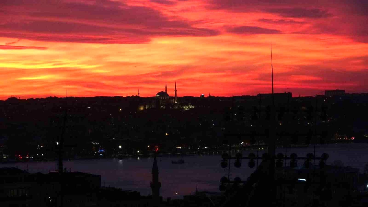 İstanbul\'da muhteşem gün batımı manzarası
