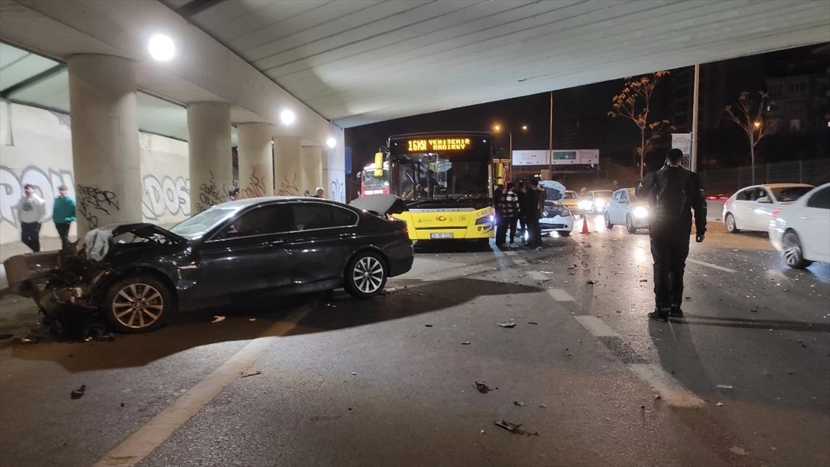 Kadıköy\'de zincirleme trafik kazası: 5 yaralı