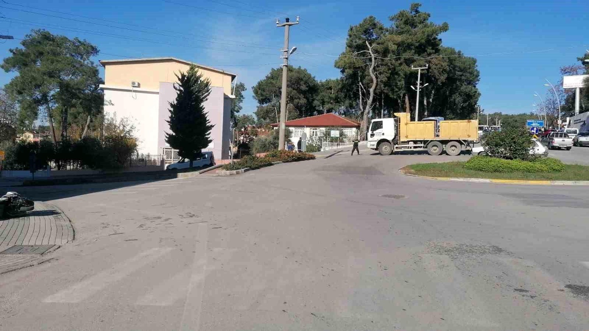 Antalya\'da kamyonun çarptığı motosiklet sürücüsü kıl payı kurtuldu