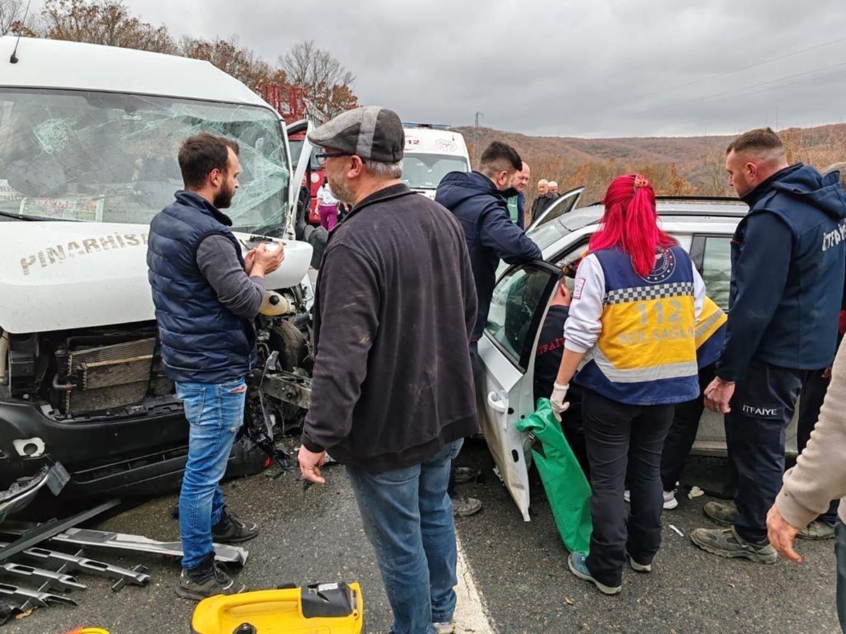 Kırklareli\'nde minibüs ve otomobil çarpıştı: 9 yaralı