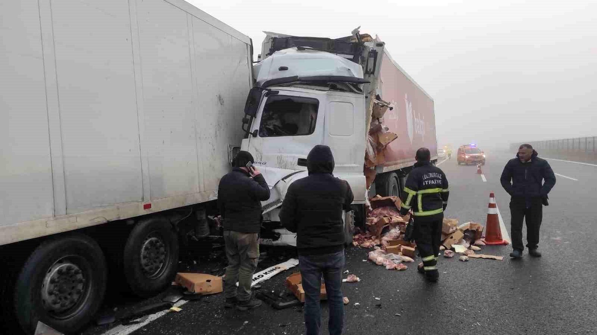 Kırklareli\'nde tırların çarpışması sonucu 2 kişi yaralandı