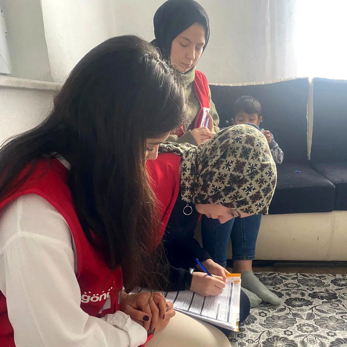 Kızılay Bilecik şubesi, başvuru yapan her ailenin kapısını çalıyor
