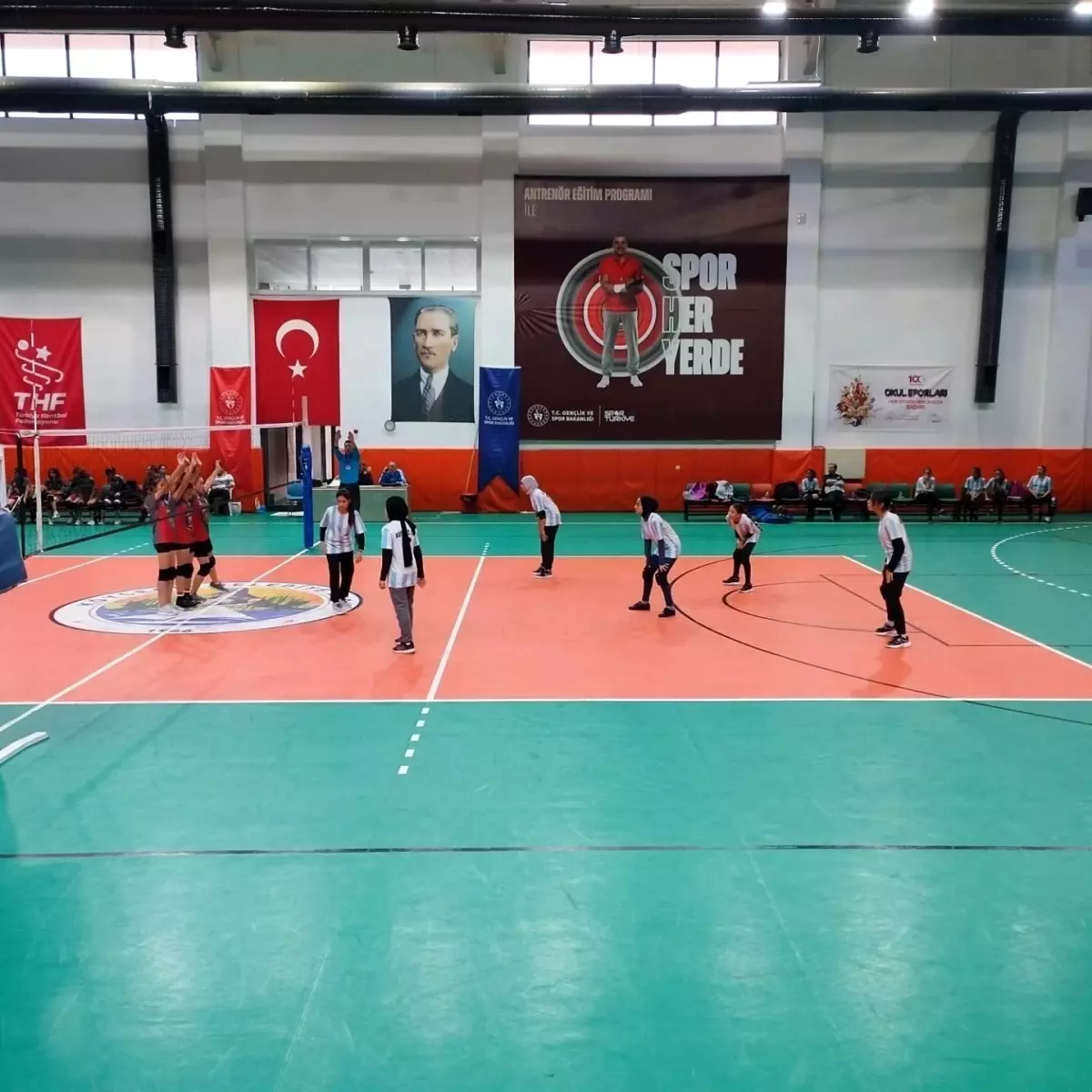 Köyceğiz İmam Hatip Ortaokulu voleybolda ilçe şampiyonu oldu