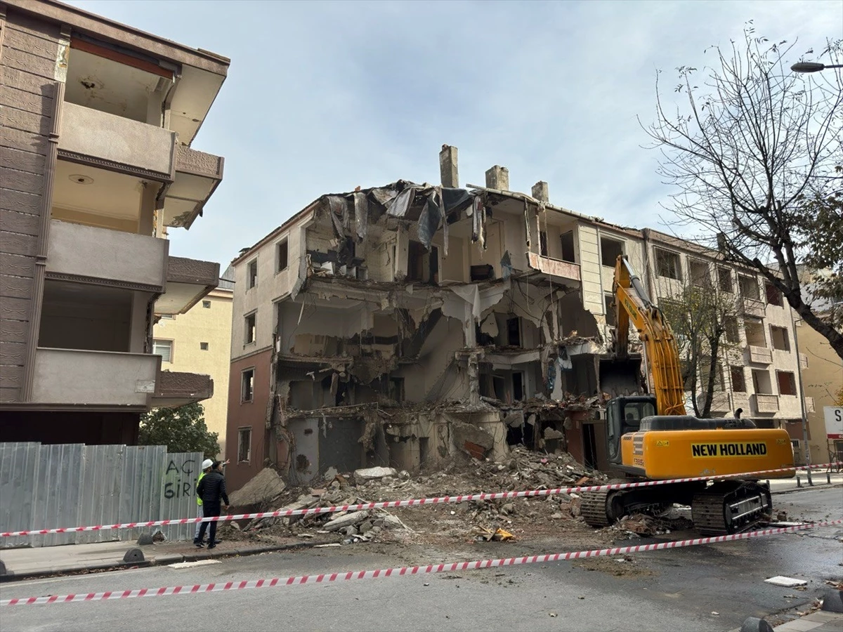 Küçükçekmece\'de kentsel dönüşüm kapsamında 5 bina yıkılmaya başlandı