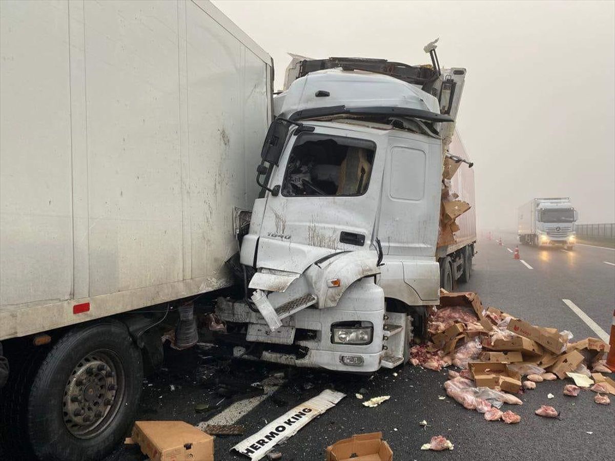 Lüleburgaz\'da tır çarpışması: Sürücüler yaralandı