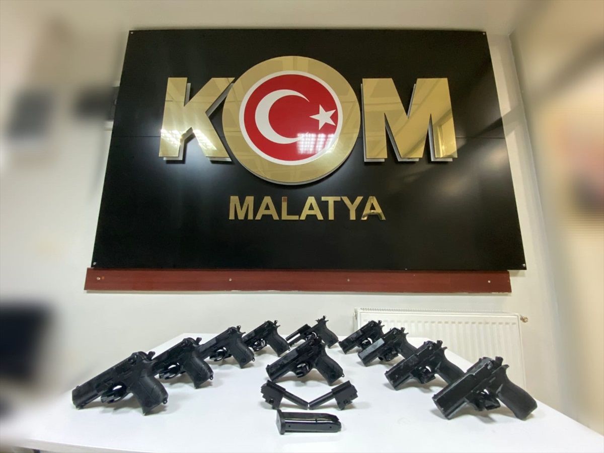 Malatya\'da ruhsatsız 10 tabanca ele geçirildi, 2 şüpheli gözaltına alındı