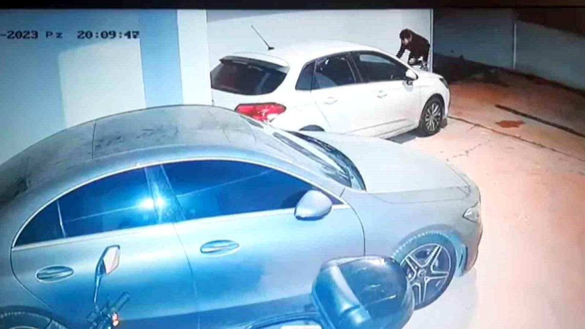 Maltepe\'de Sitelerin Otoparkına Giren Çocuklar Araçların Üzerine Dışkılarını Sürdü