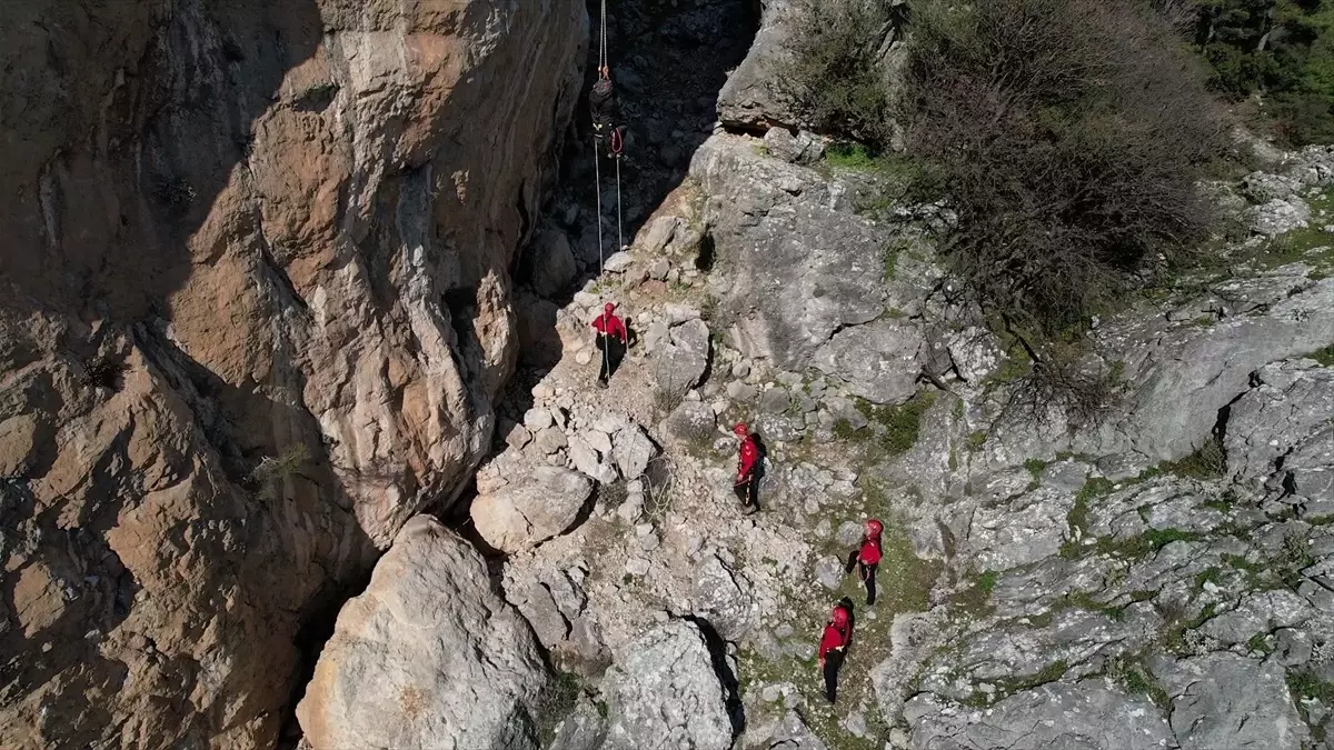 Manisa'da JAK Timi, sarp kayalıkta mahsur kalan dağcıyı kurtardı